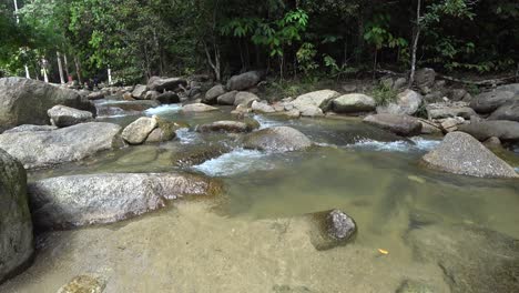 Sehr-Entspannender-Tropischer-Wasserstrom-Bei-Ulu-Bendul,-Malaysia,-Negeri-Sembilan