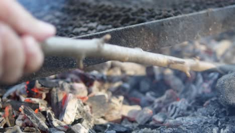 Ein-Grill-Wird-Mit-Dampfender-Heißer-Kohle-Vorbereitet