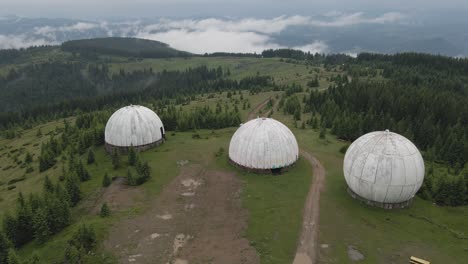 Flug-über-Verlassene-Radarstation-Der-UdSSR-In-Den-Karpaten