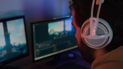Männliches-Gaming-Auf-Einem-PC,-Das-über-Die-Schulter-Nahaufnahme-Kopfhörer-Streamt