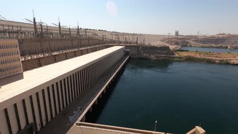 áfrica,-Egipto---Octubre-De-2020:-La-Presa-De-Aswan-Hight-Con-Planta-De-Energía-Hidroeléctrica-En-Aswan