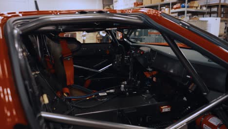 Innencockpit-Und-Überrollkäfig-In-Einem-Roten-Ford-GT-GT3-Supersportwagen