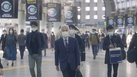Japanische-Pendler-Tragen-Maske-Am-Bahnhof-Shinagawa-Jr.-Während-Der-Corona-Virus-Pandemie-In-Tokio,-Japan