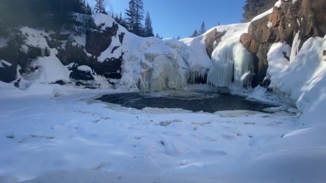 País-De-Las-Maravillas-De-Invierno-Increíble-Cascada-Congelada-En-Minnesota