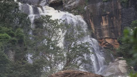 Ein-Felsiger-Wasserfall-Fließt-Stark-Umgeben-Von-üppigem-Dschungel