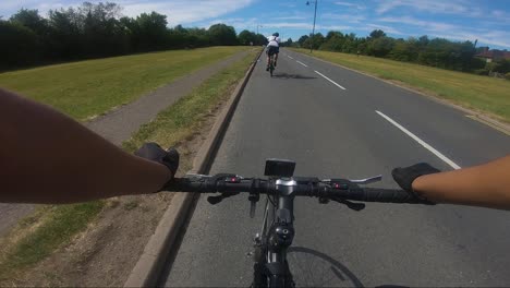 Pov-Ciclismo-En-La-Carretera-A-Través-De-La-Aldea-De-Croxley-Green