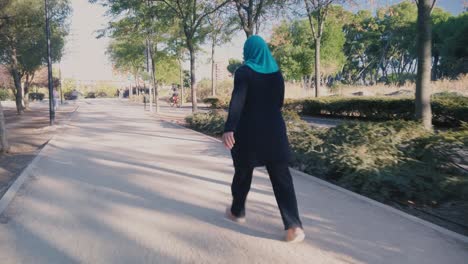 Una-Mujer-Musulmana-Haciendo-Ejercicio-Caminando-Rápido