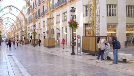Menschen-In-Der-Calle-Larios-Mit-Weihnachtsdekoration-In-Malaga,-Spanien-–-Weihnachten-Während-Der-Pandemie-–-Schwenk