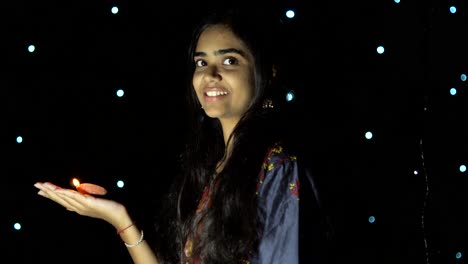 Indisches-Mädchen-Mit-Diwali-Diya