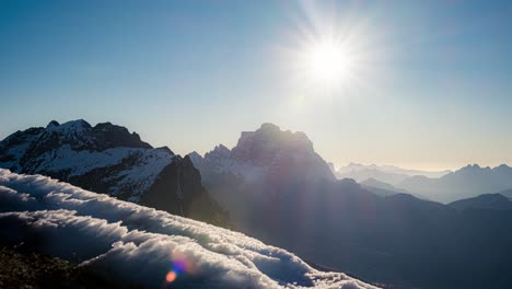 Die-Pralle-Sonne-Wandert-An-Einem-Wunderschönen-Tag-In-Den-Dolomiten-Mit-Schneebedeckten-Berggipfeln-über-Den-Himmel