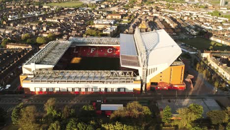Luftaufnahme-Des-Ikonischen-Liverpool-LFC-Anfield-Stadium,-Fußballplatz,-Vergrößerte-Aufnahme