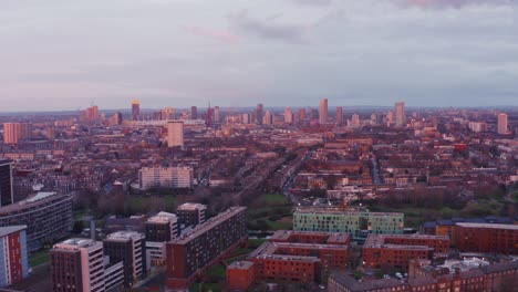 Luftdrohnenaufnahme-Von-London-Mile-End-Mit-Blick-Auf-Stratford-Und-Wohngebäude-Bei-Sonnenuntergang