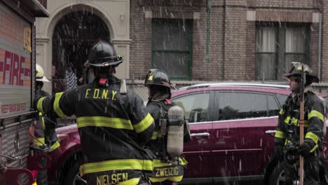 FDNY-Feuerwehrleute-Warten-Im-Winter-Vor-Dem-Gebäude,-Unfall-Mit-Konischem-Kabel-In-Brooklyn-–-Mittlere-Aufnahme