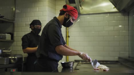 Chef-Con-Mascarilla-Y-Protector-Facial-Cocinando-Okonomiyaki-A-La-Plancha-En-El-Restaurante