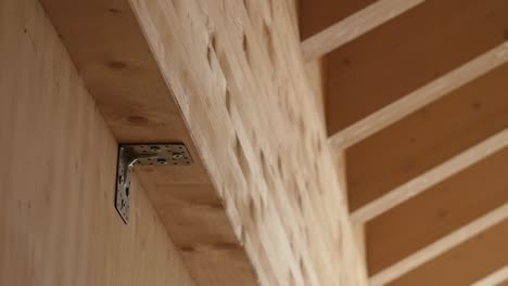 Detail-Einer-Montagehalterung-In-Einer-Holzwand-Eines-Neuen-Baustellenhauses