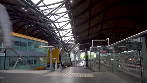 Eine-Frau-Mit-Maske-Verlässt-Melbournes-Southern-Cross-Station