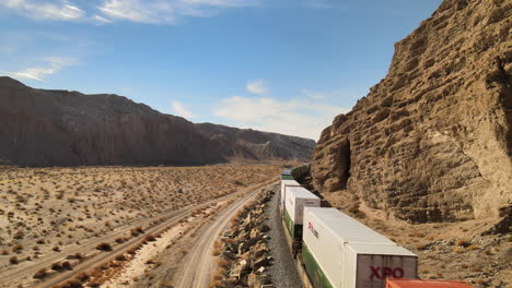 Ein-Güterzug-Schlängelt-Sich-Durch-Den-Afton-Canyon-In-Der-Mojave-Wüste-Kaliforniens