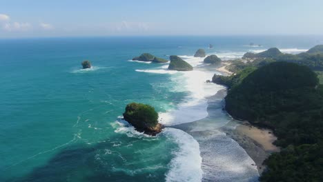 Paraíso-Tropical-Playa-De-Asmara-Bañada-Por-Las-Tranquilas-Olas-Del-Océano-Java-Indonesia,-Antena