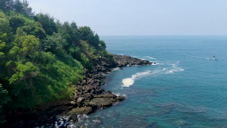 Luftklippe,-Bedeckt-Von-üppiger-Grüner-Vegetation,-Küste-Von-Menganti,-Java,-Indonesien