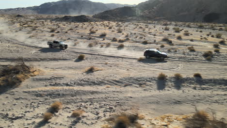 Fahrzeuge-Folgen-Einem-Offroad-Trail-In-Der-Nähe-Des-Afton-Canyon-In-Der-Mojave-Wüste,-Kalifornien