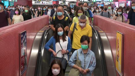 Los-Viajeros-Que-Usan-Máscaras-Faciales-Como-Prevención-Nuevamente-Del-Brote-Epidémico-De-Coronavirus,-Conocido-Oficialmente-Como-Covid-19,-Se-Ven-En-La-Estación-De-Metro-Mtr-En-Hong-Kong