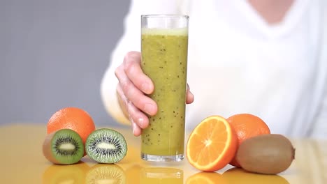 freshly-squeezed-orange-and-kiwi-fruit-juice-in-a-glass-on-a-table-stock-video-stock-footage