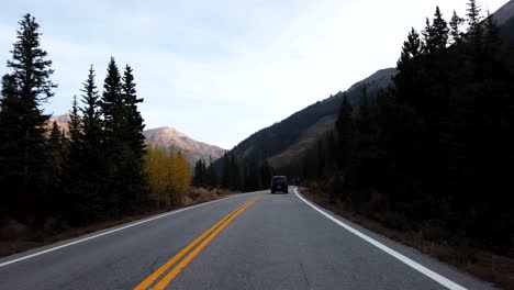 Pov-Conduciendo-En-La-Montaña-Del-Centro-De-Colorado