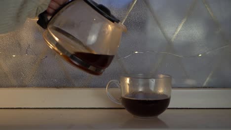 Zubereitung-Von-Frisch-Gebrühtem-Heißen-Kaffee-Im-Winterfenster,-Mittlere-Aufnahme
