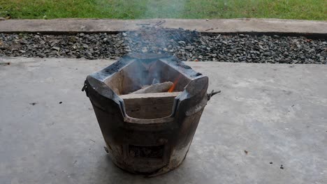 Pequeña-Estufa-De-Fuego-Abierto-Ardiendo-En-Preparación-Para-Cocinar