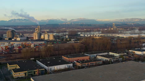 Luftaufnahmen,-Die-Bei-Sonnenuntergang-In-Einen-Industriepark-Absteigen