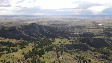 Vista-Aérea-Matutina-De-Colinas-En-Terrenos-Públicos-Con-Capas-De-Estrato-Muy-Claras-De-Rocas-Variadas-En-El-Este-De-Wyoming-Durante-El-Verano