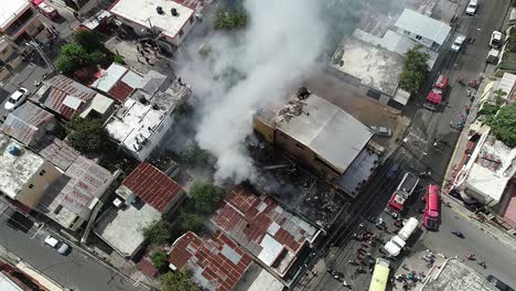Luftaufnahme-Eines-Gebäudebrandes,-Einer-Massiven-Rauchwolke,-Die-Aus-Dem-Brennenden-Gebäude-In-Brasilien-Aufsteigt-–-Drohnenaufnahme-Zurückziehen