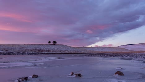 Zeitraffer-Des-Sonnenaufgangs-über-Einem-Zugefrorenen-See