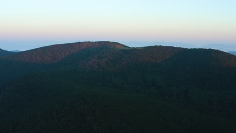 Eine-Luftaufnahme-Des-Cole-Mountain-Und-Des-Appalachian-Trail-Im-Morgengrauen-Während-Eines-Sommersonnenaufgangs