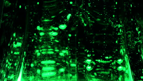 Abstrakte-Transparente-Grüne-Flüssigkeit-Mit-Aufsteigendem-Blasenmuster-Auf-Schwarzem-Hintergrund