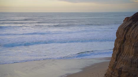 Wunderschöne-Wellen-An-Den-Klippen-In-Der-Dämmerung-In-Der-Half-Moon-Bay,-Kalifornien