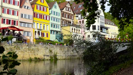 Lindos-Y-Coloridos-Edificios-De-La-Ciudad-Fluvial-Alemana-De-Tübingen-Con-Ciudadanos-Relajándose-Y-Relajándose-Mientras-Disfrutan-Del-Sol