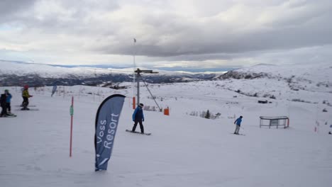 Kinder-Skifahren-Und-Snowboarden-Bergab-Vom-Hangurstoppen-Im-Voss-Resort---Norwegen