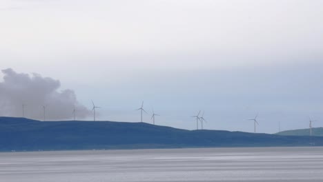 Rotierende-Windkraftanlagen-Auf-Hügeln-Entlang-Der-Küste
