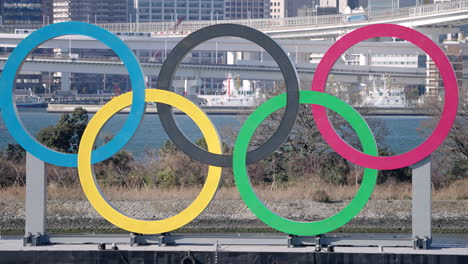 Giant-Olympic-Rings-Back-On-Display-At-The-Odaiba-Marine-Park-In-Minato-City,-Tokyo