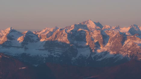 Wunderschöner-Sonnenaufgang-Auf-Den-Dolomiti-Di-Brenta-Mit-Schneebedecktem-Berggipfel-Und-Farbenfroher-Sonnenreflexion