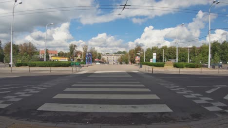 Dejando-El-Edificio-De-La-Estación-De-Tren-De-Ferrocarril-Lituano-En-Vilnius,-Lituania