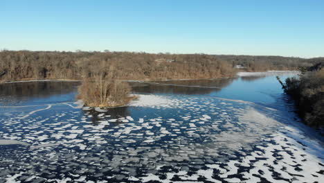 Luftvideo-über-Einem-Wunderschönen,-Halb-Zugefrorenen-See-Im-Herzen-Des-Ländlichen-Amerikas