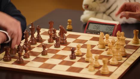 Schachgroßmeister-Spielen-Schnellschach-Mit-Einer-Schachuhr-Und-Einem-Hölzernen-Schachbrett