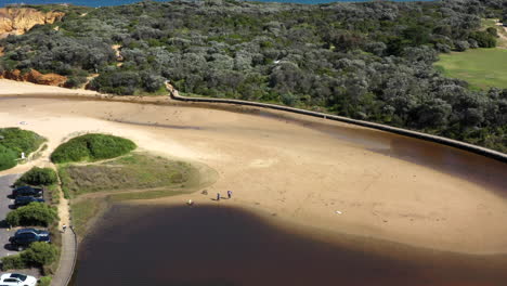 Luftaufnahme-über-Der-Touristenpromenade-Am-Sandstrand-Von-Torquay,-Australien