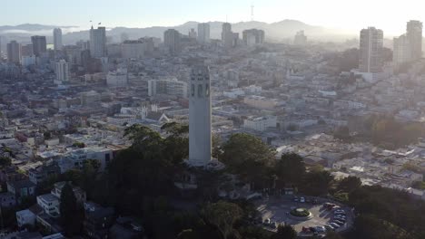 Aéreo,-San-Francisco-Coit-Tower-Y-Paisaje-Urbano,-Panorámica-Derecha-Drone-07