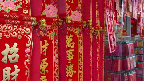 Ein-Geschäft-Verkauft-Dekorative-Ornamente-Während-Der-Vorbereitung-Des-Chinesischen-Neujahrsfestes