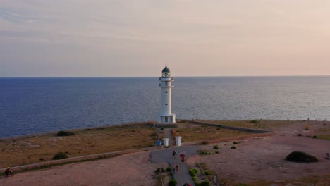 Dramatisches-Rückzugsfoto-Von-Far-De-Barbaria-Auf-Der-Insel-Formentera,-Spanien