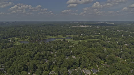 Atlanta-Georgia-Luftaufnahme-V685-Schwenk-Links-Vom-Golfplatz-Und-Wildem-Wald-In-Brookhaven-–-DJI-Inspire-2,-X7,-6k-–-August-2020