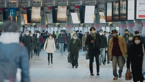 Menschen-In-Winterkleidung-Mit-Medizinischer-Maske-Am-Bahnhof-Shinagawa-Während-Der-Covid19-Pandemie